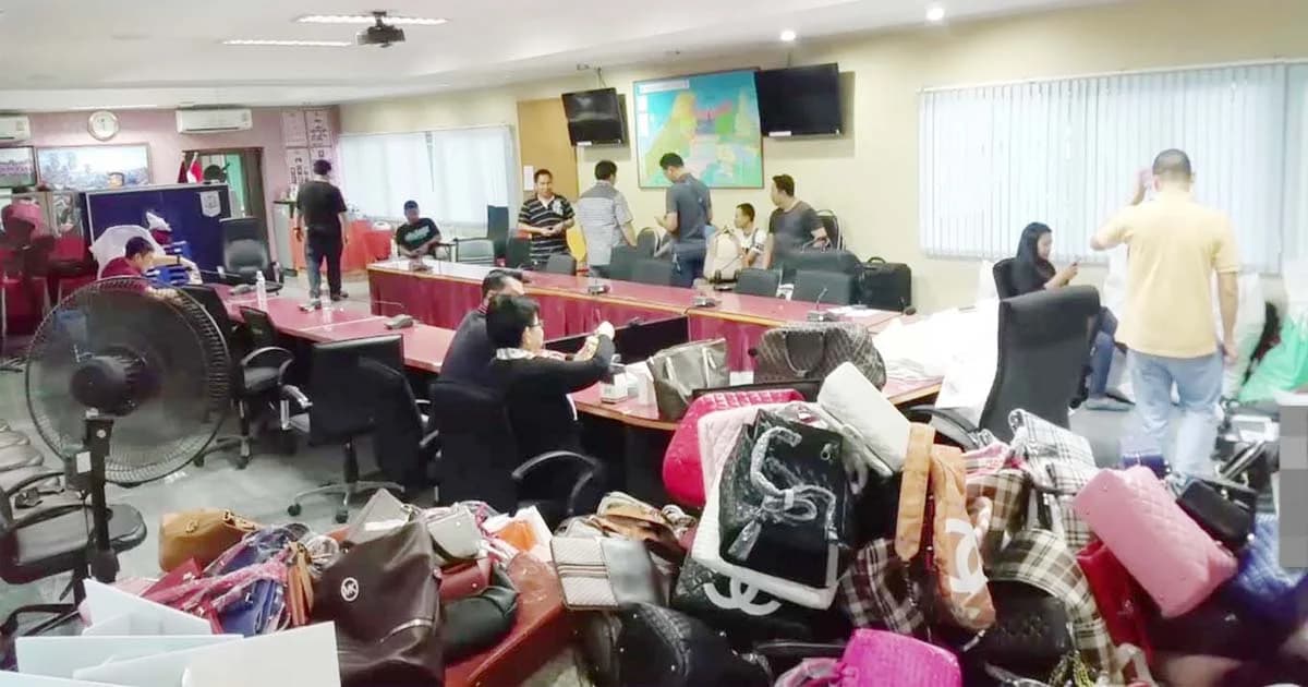 อ่วม ! รวบแม่ค้าขายแบรนด์เนมปลอม ตีราคาเป็นของแท้มูลค่ากว่า 10 ล้านบาท