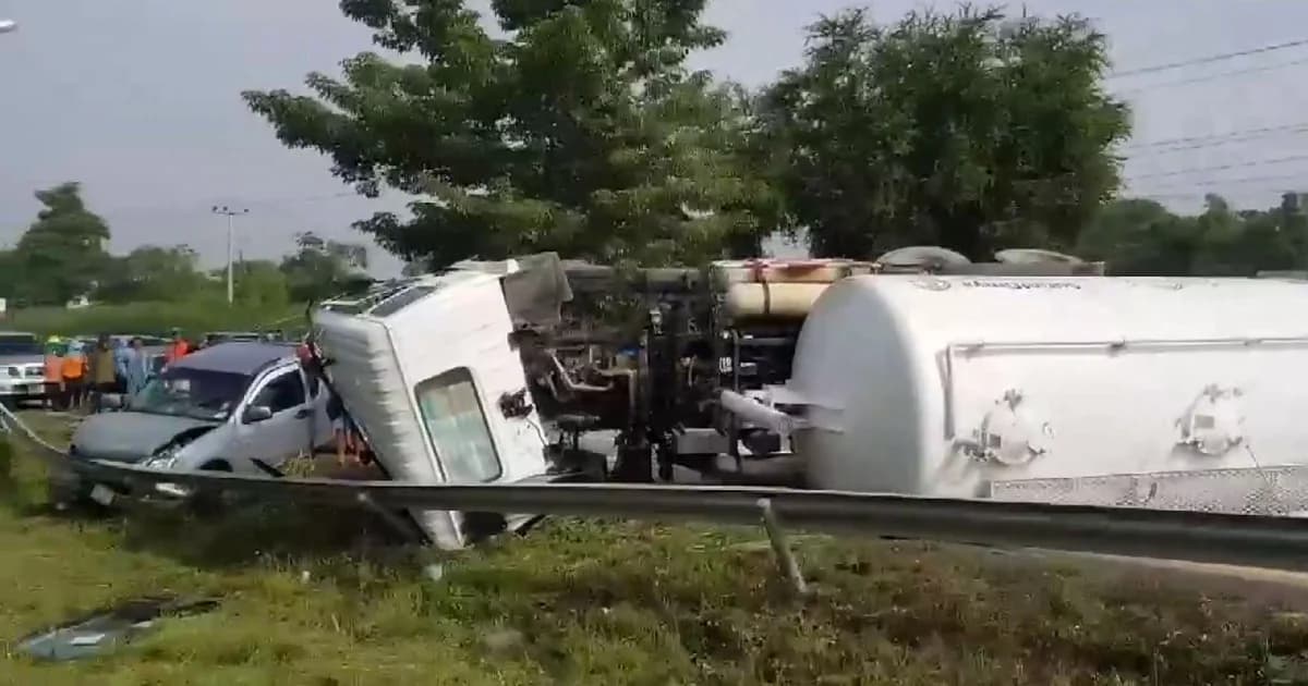 ระทึก ! สิบล้อเสยท้ายกระบะพลิกคว่ำขวางกลางถนน สาหัส 1 ราย