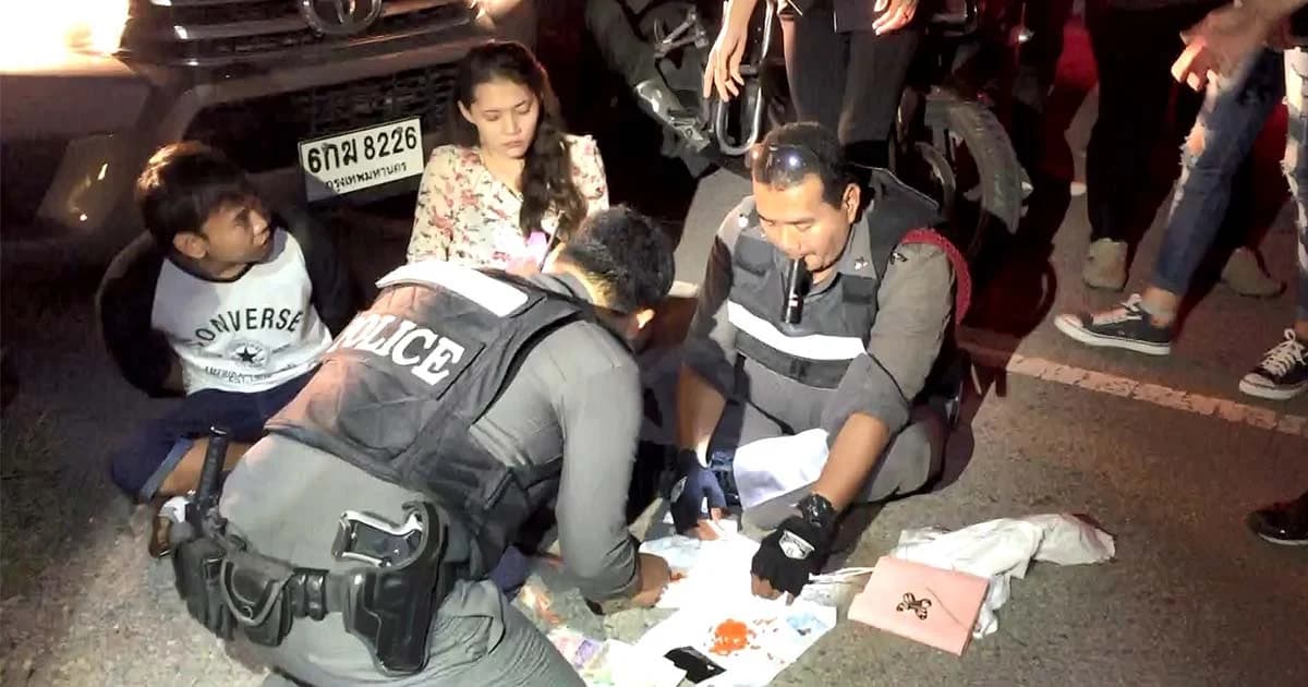 สาวซิ่งเก๋งฝ่าด่านตรวจ พาแฟนหนุ่มขนยาบ้า สุดท้ายจนมุมหนีไม่รอด