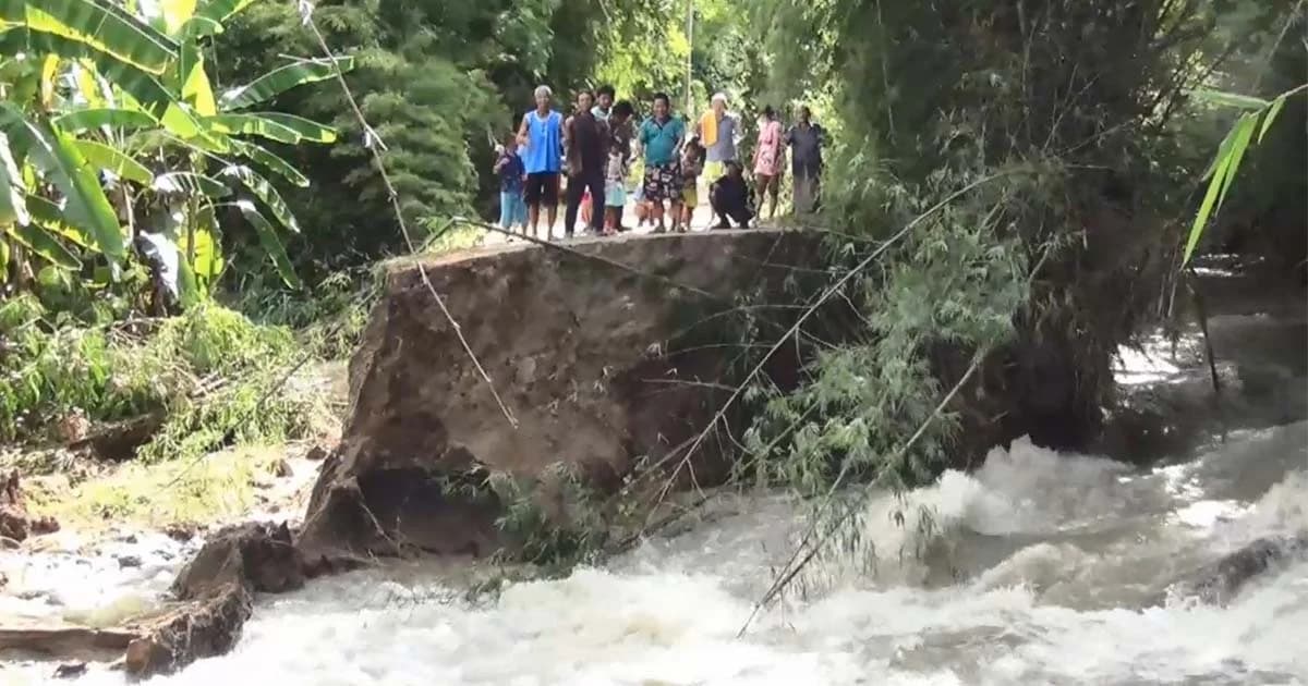 เดือดร้อนหนัก ! น้ำป่าซัดถนนหมู่บ้านขาด ชาวบ้านสัญจรไม่ได้