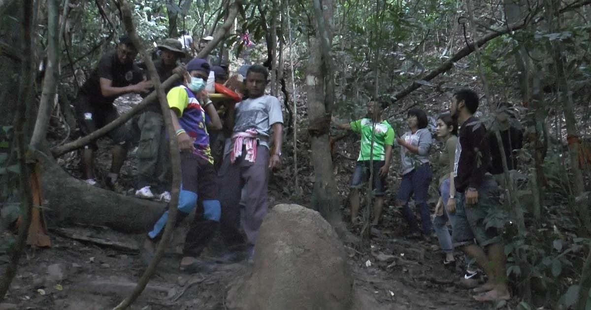 หวิดตกหน้าผา ! นทท.ขึ้นชมทะเลหมอกเขาเล่สะเดา เดินพลาดตกโขดหินสูงกว่า 3 เมตร