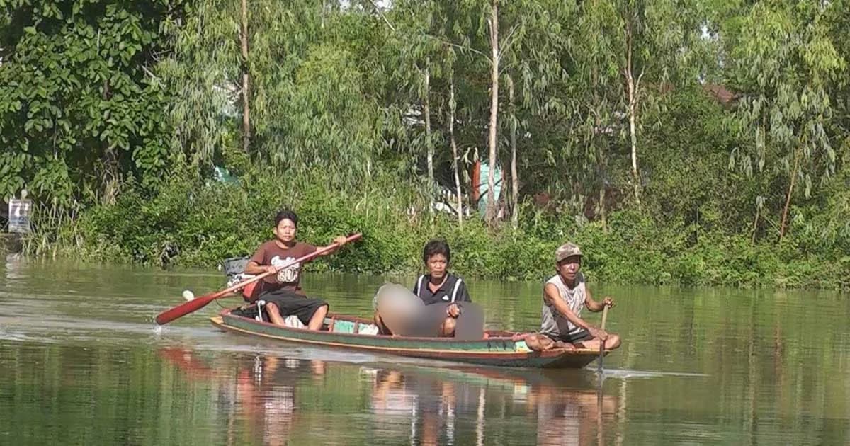 ทุลักทุเล ! หนุ่มอุ้มพ่อตาลงเรือ เคลื่อนศพจากบ้านที่ถูกน้ำท่วมสูงกว่า 2 เมตร
