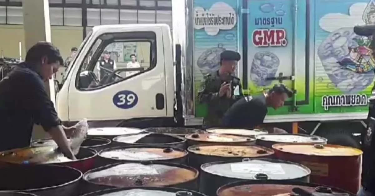 ตรวจสอบพื้นที่กลางชุมชน หลังโรงงานน้ำแข็งนำถังปริศนามาทิ้ง