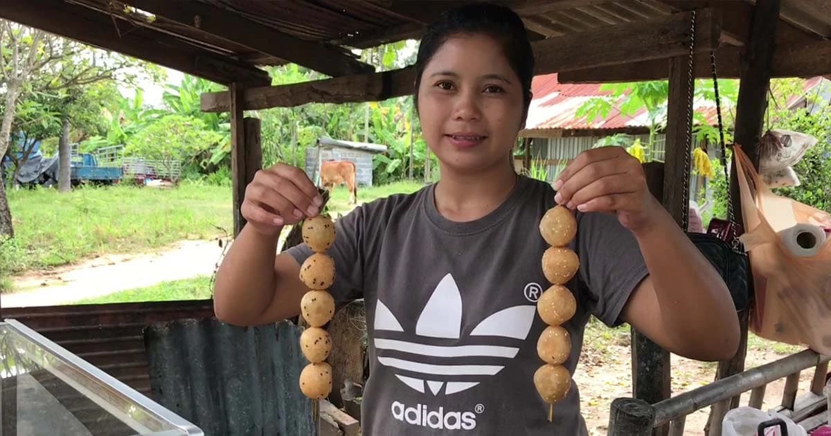 เห็นแล้วหิว!! ขนมโกรจ – กล้วยทอดใบเตย สูตรเขมรโบราณ