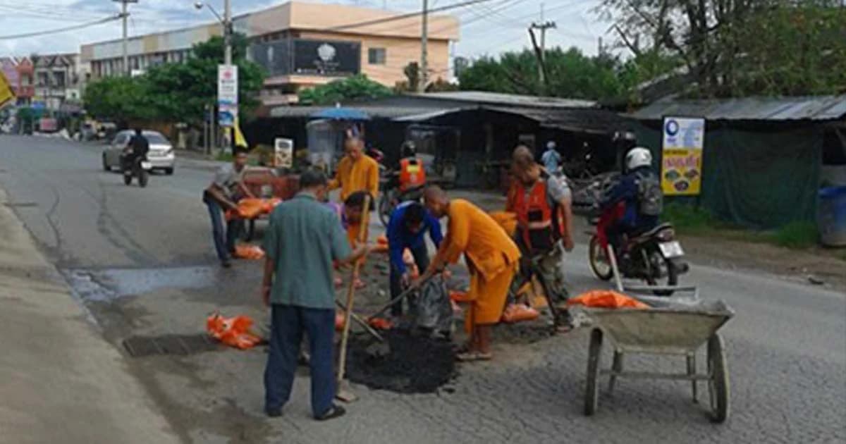 หลวงพี่ทนไม่ไหว ถนนพังลงมือทำเอง