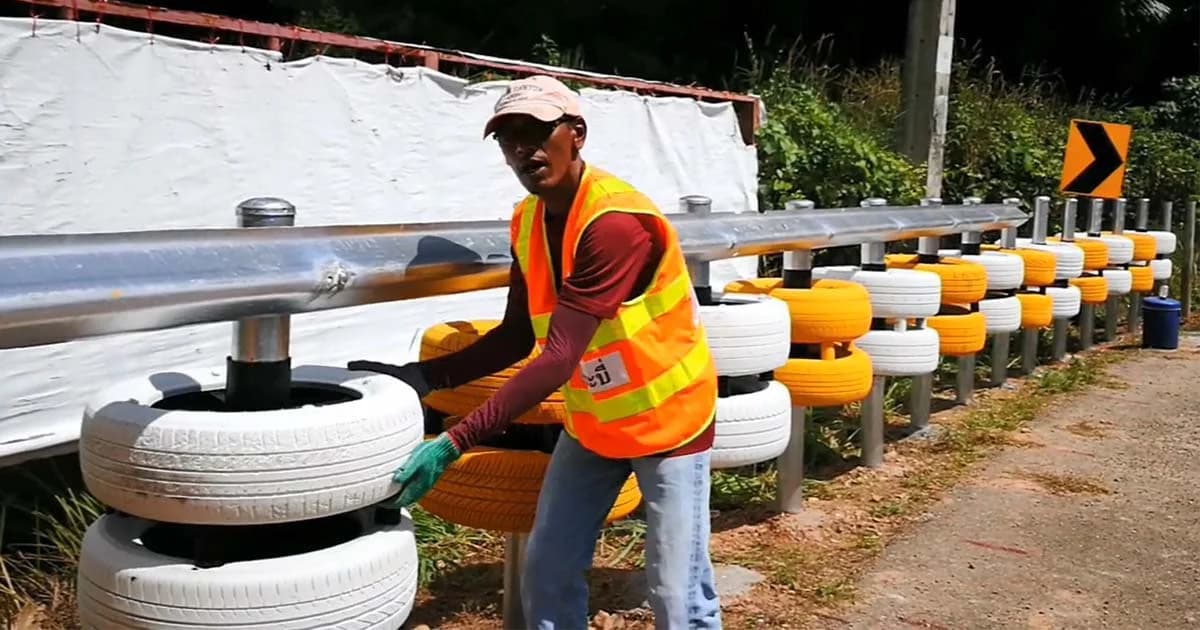 ไอเดียเจ๋ง ! แขวงการทางกระบี่ นำยางรถยนต์เก่าทำการ์ดเรล กันชนริมถนน