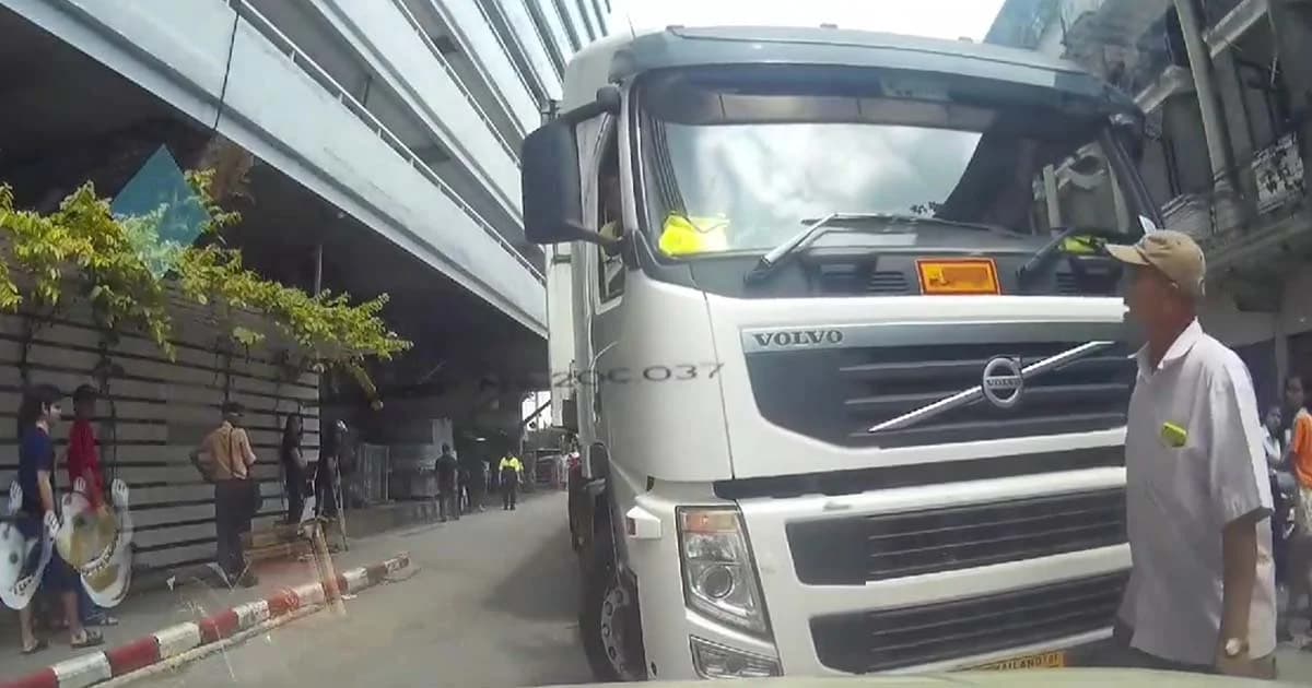 ลุ้นแล้วลุ้นอีก!! รถเทรลเลอร์พยายามตีวงในซอยแคบ