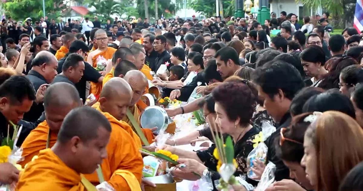 หัวใจเป็นหนึ่ง ! พสกนิกรทั่วไทยบำเพ็ญกุศล ถวาย ร.9 ครบรอบ 1 ปีวันสวรรคต
