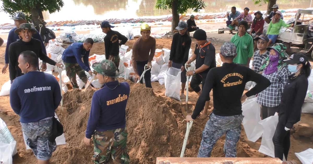 ชาวบ้านวอนเขื่อน อย่าระบายน้ำเพิ่ม เพราะกั้นกระสอบทรายไม่ทัน