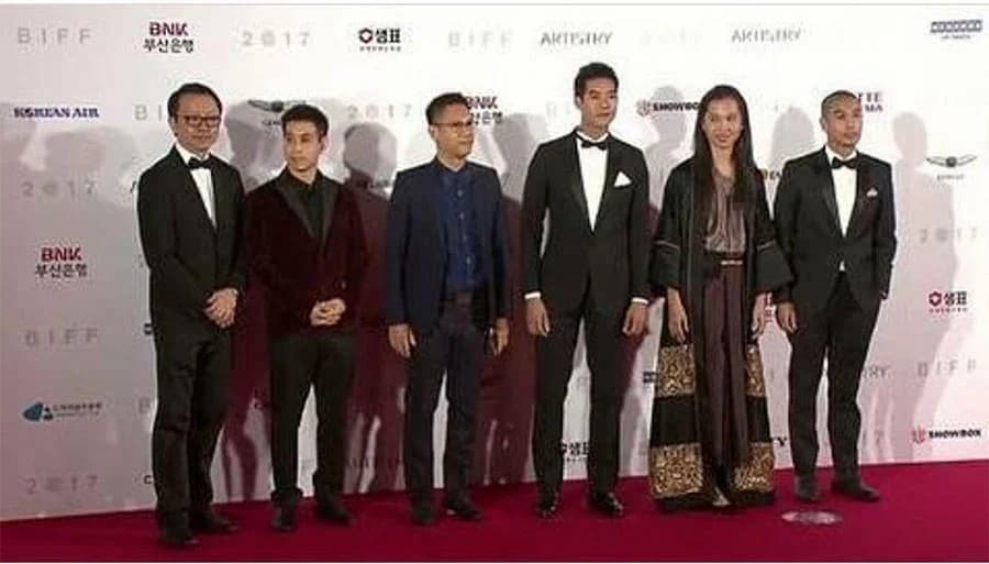 “เวียร์ ศุกลวัฒน์” เปล่งรัศมีความหล่อ เดินพรมแดงเทศกาลหนังปูซาน