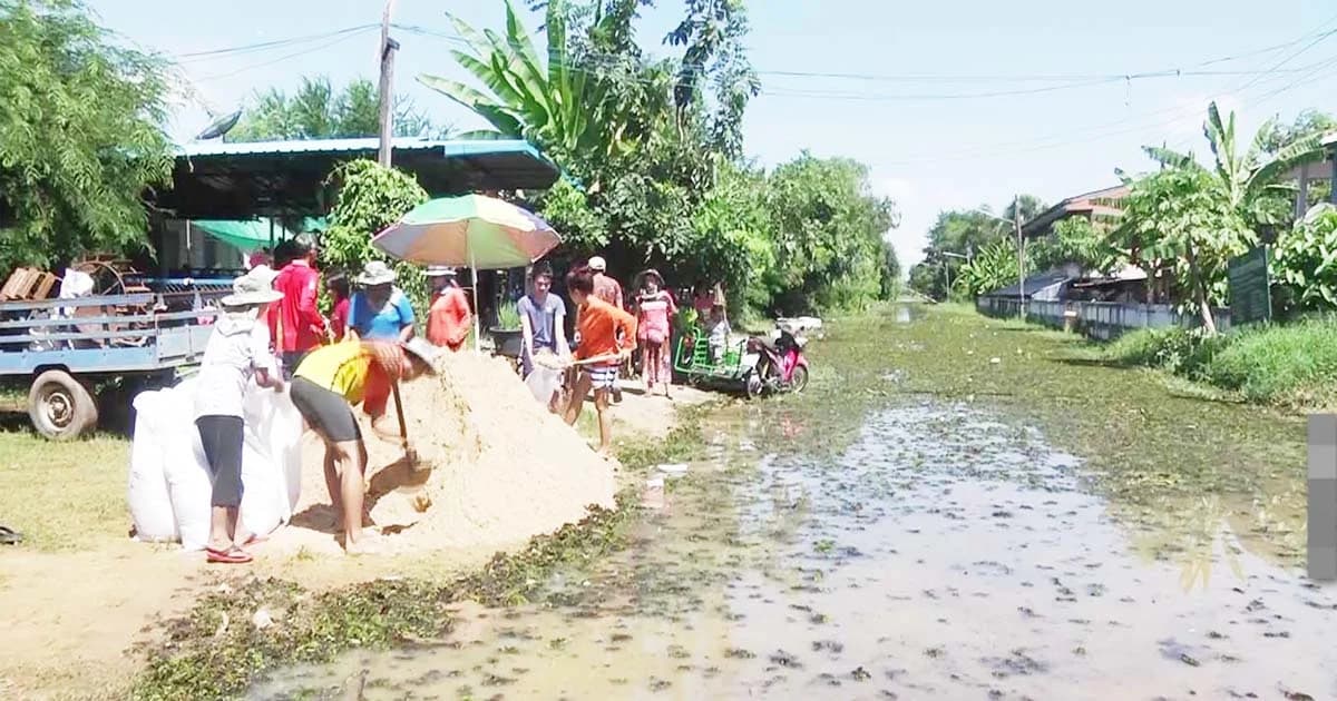 อ่วมกว่าทุกปี ! ชาวบ้านเร่งเสริมกระสอบทราย หมอลงพื้นที่ เตือนโรคมากับน้ำท่วม