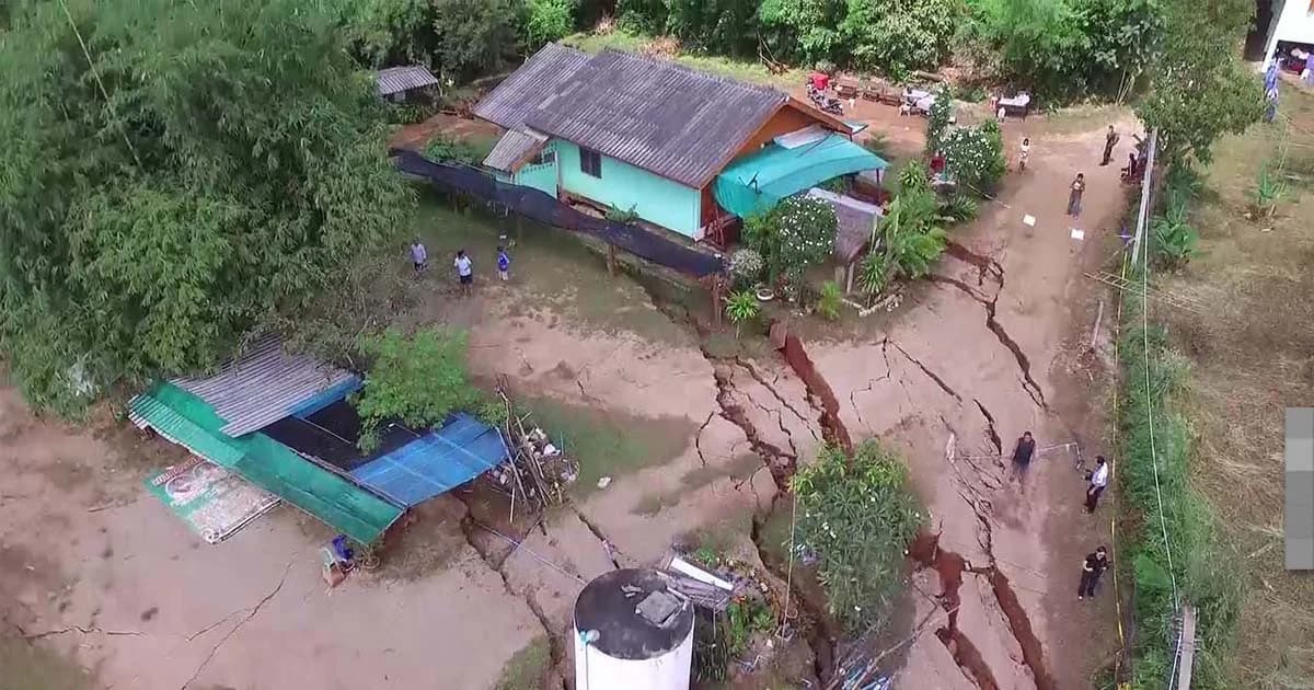 แผ่นดินแยกตัวที่ อ.แม่เมาะ บ้านเรือนชาวบ้านกระทบ 9 หลัง