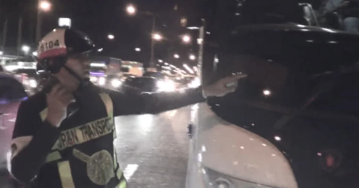 ชายหนุ่มกระโดดพุ่งออกมาจากเกาะกลางถนน โชเฟอร์รถบัสเบรกไม่ทัน ชนดับคาที่