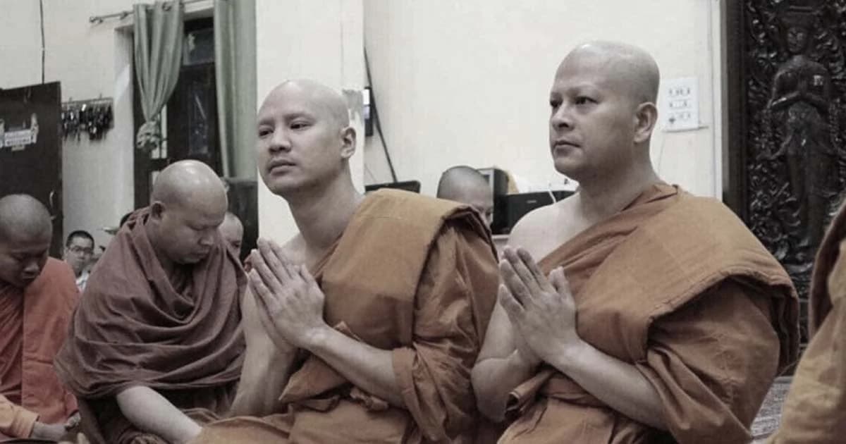 “ทีน – น็อต” ลาบวชอุทิศให้ ปอ ทฤษฎี พร้อมถวายเป็นพระราชกุศลแด่ ในหลวง ร.9