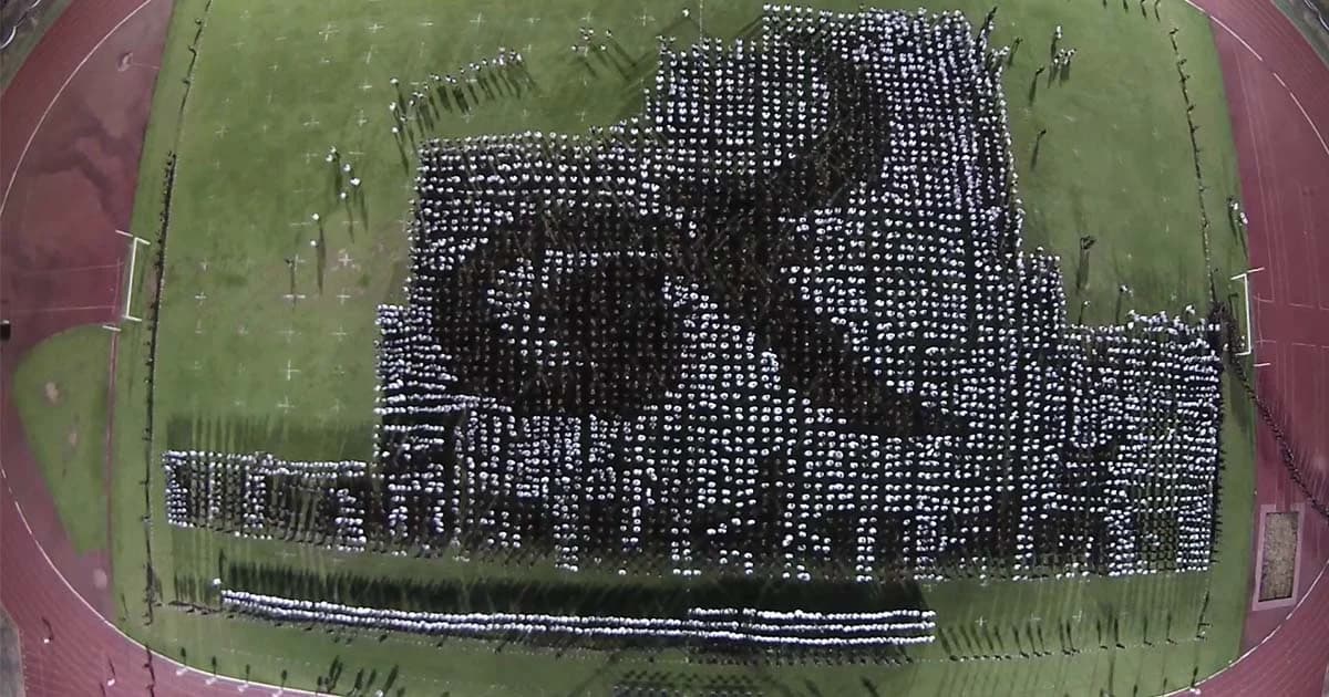 นศ.และบุคลากร “มทร.อีสาน” นับหมื่นคน ร่วมจุดเทียนแปรอักษรแสดงความอาลัยในหลวง ร.9