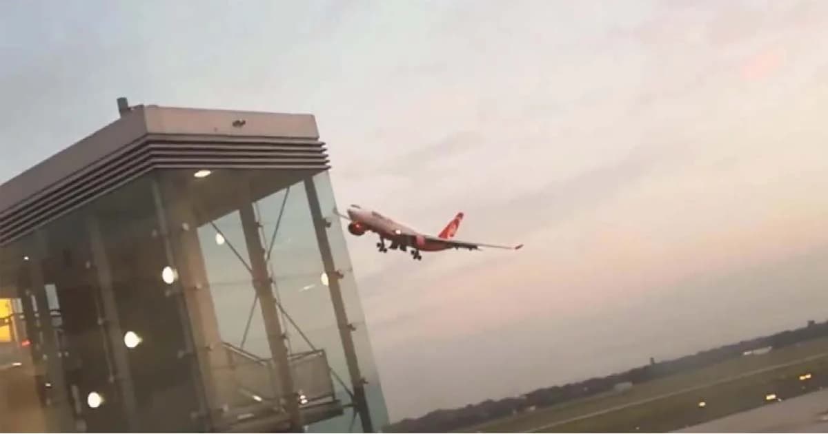 นักบินแอร์เบอร์ลินโดนแบน หลังบินโฉบอาคารผู้โดยสารไฟลท์อำลา