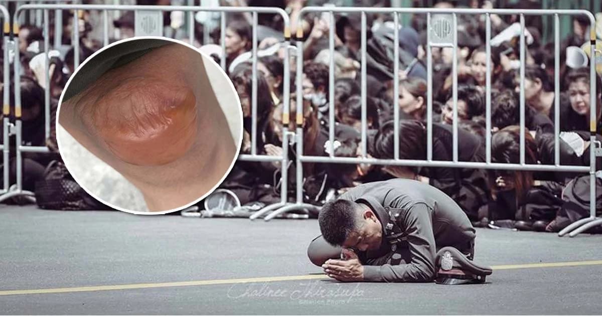 ที่สุดของชีวิต ตร.ก้มกราบริ้วขบวนฯ แม้พื้นถนนจะร้อนจนเข่าพอง