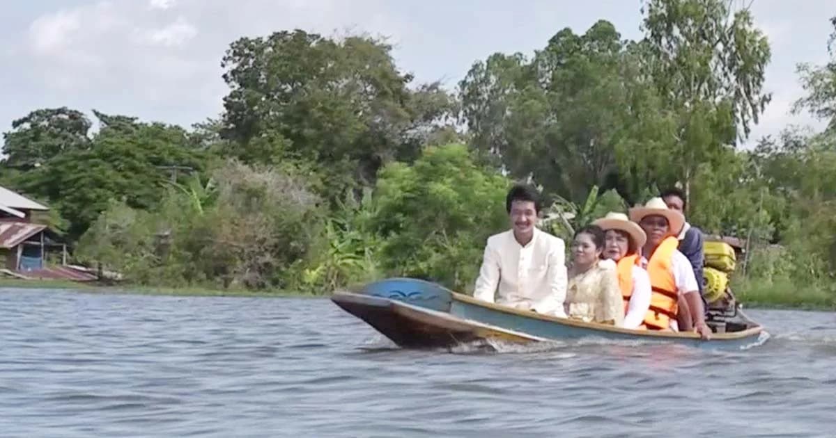 บ่ยั่น ! น้ำท่วมสูง 2 ม. เจ้าบ่าว-เจ้าสาวนั่งเรือหางยาว เข้าพิธีวิวาห์ชื่นมื่น
