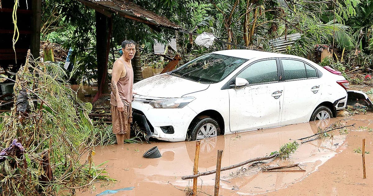 ชาวบ้านเดือดร้อน ! น้ำป่าถล่มวังสะพุง 2 ตำบล ซัดรถยนต์เสียหายกว่า 10 คัน