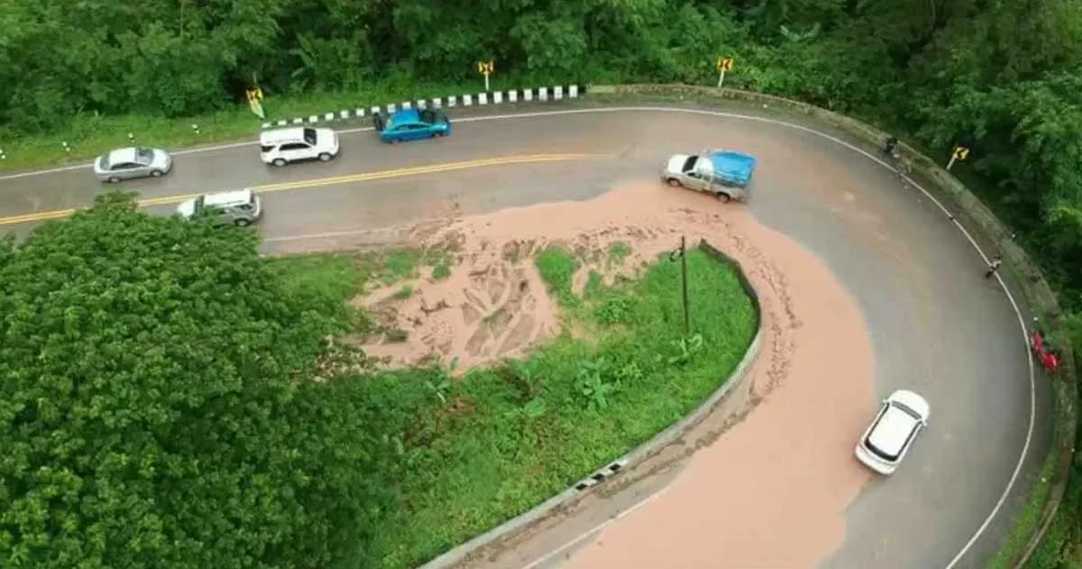 เกิดดินสไลด์ปิดทับเส้นทางและมีน้ำป่าไหลมาตามถนนทางขึ้น ‘ภูทับเบิก’