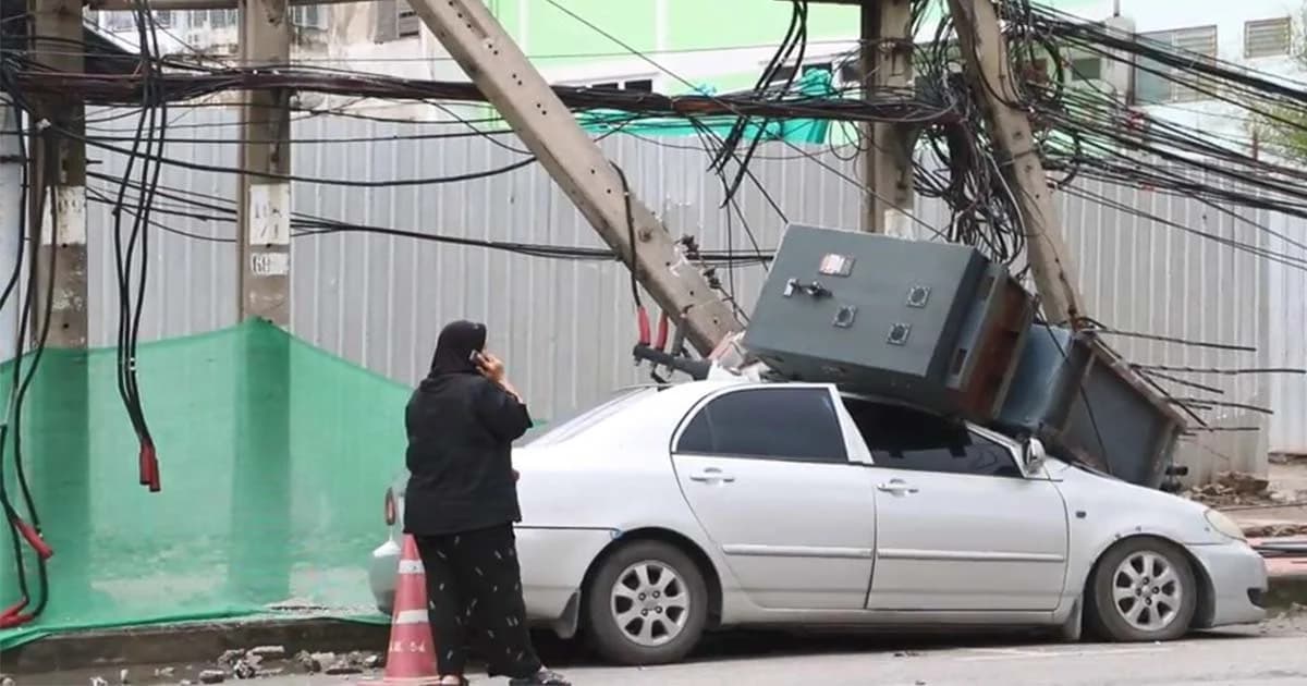 ระทึก ! หม้อแปลงไฟฟ้าขนาดใหญ่ หล่นทับรถเก๋ง หน้าสำนักงาน สศช.