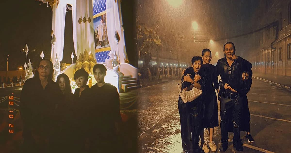 สุดซึ้ง ครอบครัววงษ์กระจ่าง ฝ่าสายฝนหน้าพระบรมมหาราชวัง ถวายพวงมาลัยในหลวงรัชกาลที่ 9