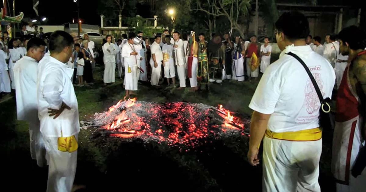 ชาวตรังร่วมพิธีลุยไฟ “องค์เปากง” เชื่อเป็นการสะเดาะเคราะห์ เสริมสิริมงคล