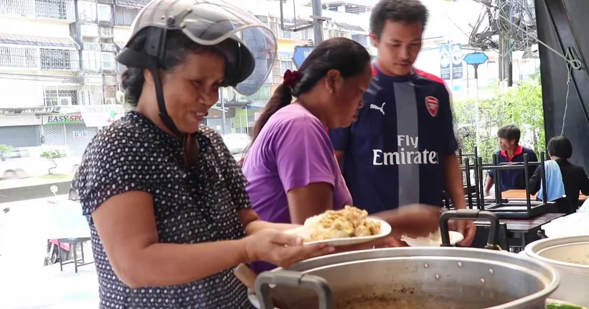 ร้านอาหารเมืองจันท์ เลี้ยงอาหาร-ขนม-ไอศกรีม-น้ำดื่ม ถวายเป็นพระราชกุศล