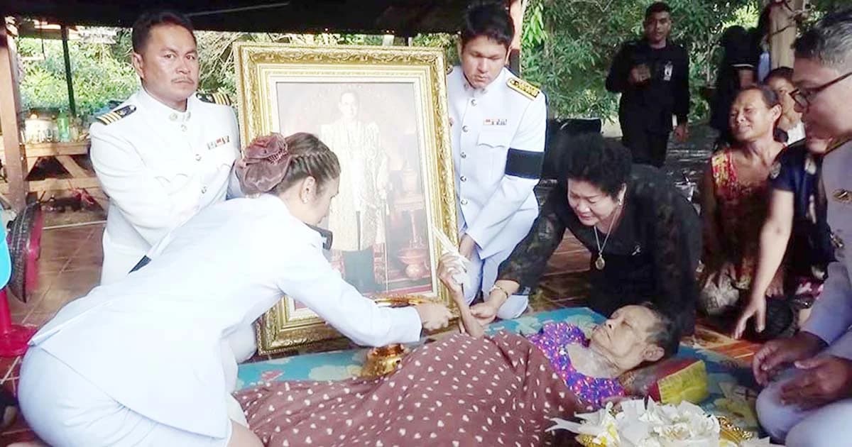 อำนวยความสะดวก ช่วยผู้ป่วยติดเตียงได้วางดอกไม้จันทน์