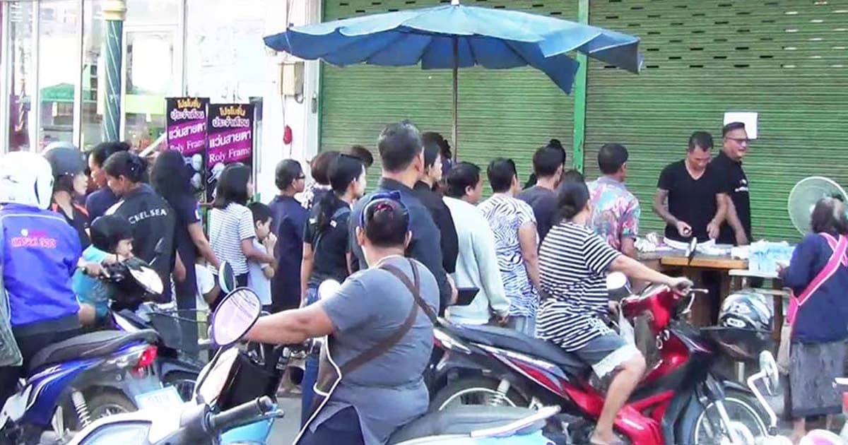 ทำดีด้วยหัวใจ แจกอาหารชาวอุทัยธานี 690 ชุด ถวายในหลวง ร.9