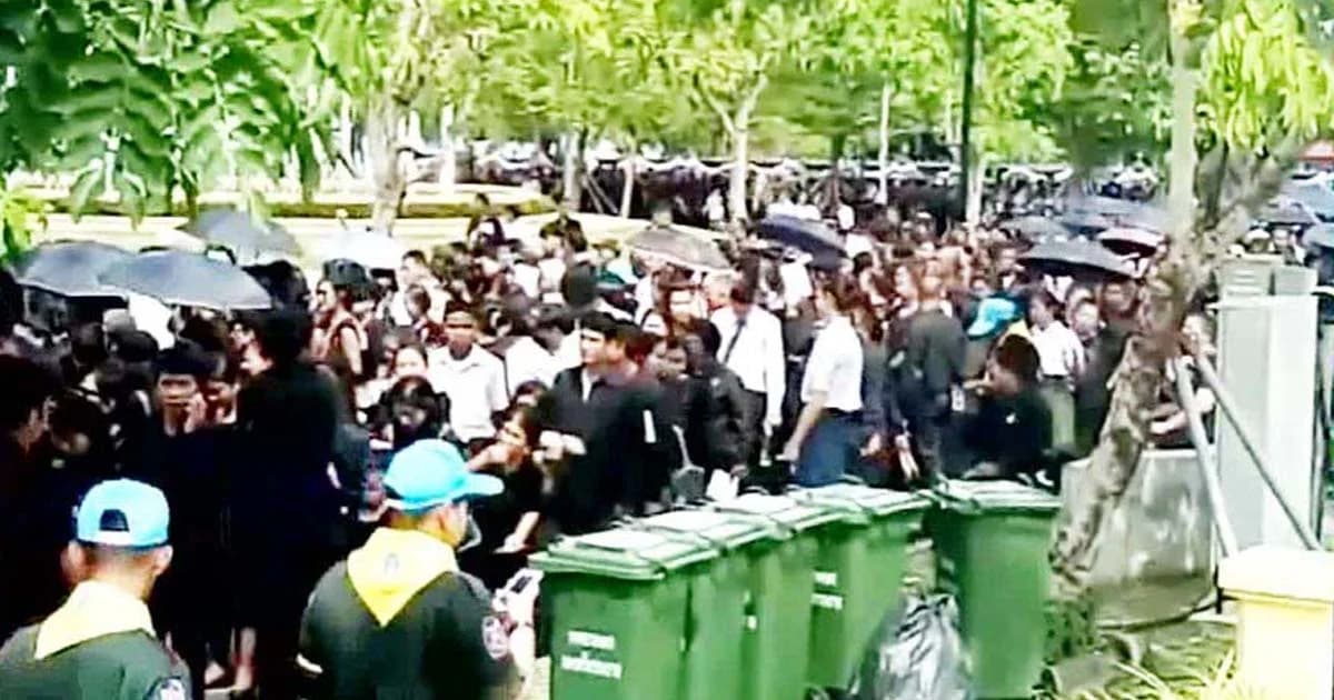 คนนครศรีฯ หลั่งไหลเข้ารอถวายดอกไม้จันทน์ แน่นพระเมรุมาศจำลอง