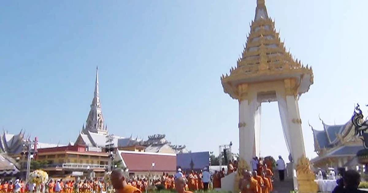 พสกนิกรไทยหลั่งไหลถวายดอกไม้จันทน์ส่งเสด็จพ่อ ร.9 แน่นวัดโสธรฯ