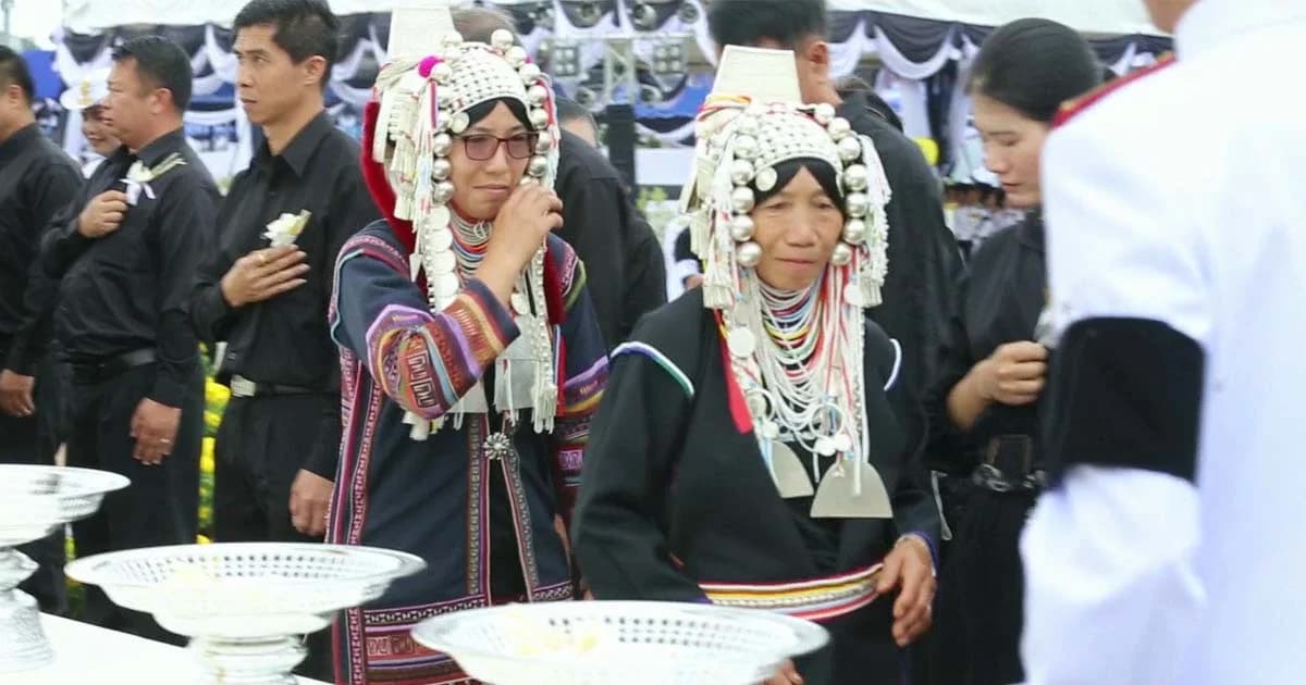 ร่ำไห้ทั้งแผ่นดิน ! ชาวไทยภูเขาลงจากดอย ร่วมถวายดอกไม้จันทน์