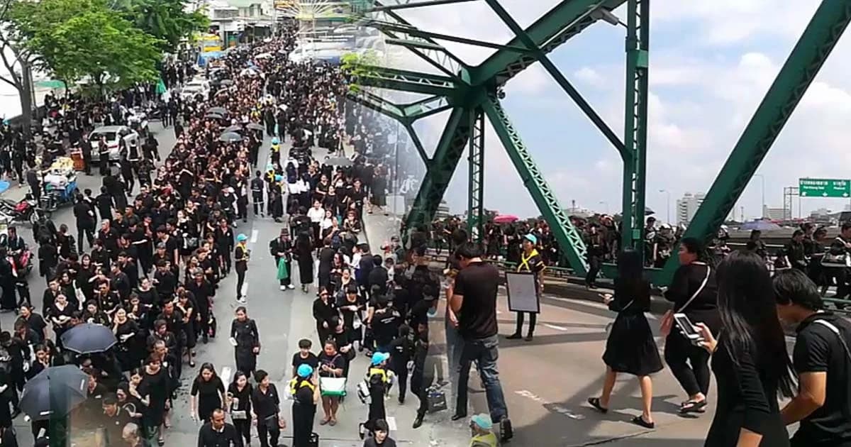 สะพานพุทธแถวยาวเหยียด พสกนิกรเต็มใจรอถวายดอกไม้จันทน์