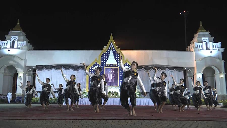 วัดธาตุพนม รำถวายอาลัย รำลึก 62 ปี ในหลวง ร.9 เสด็จฯ