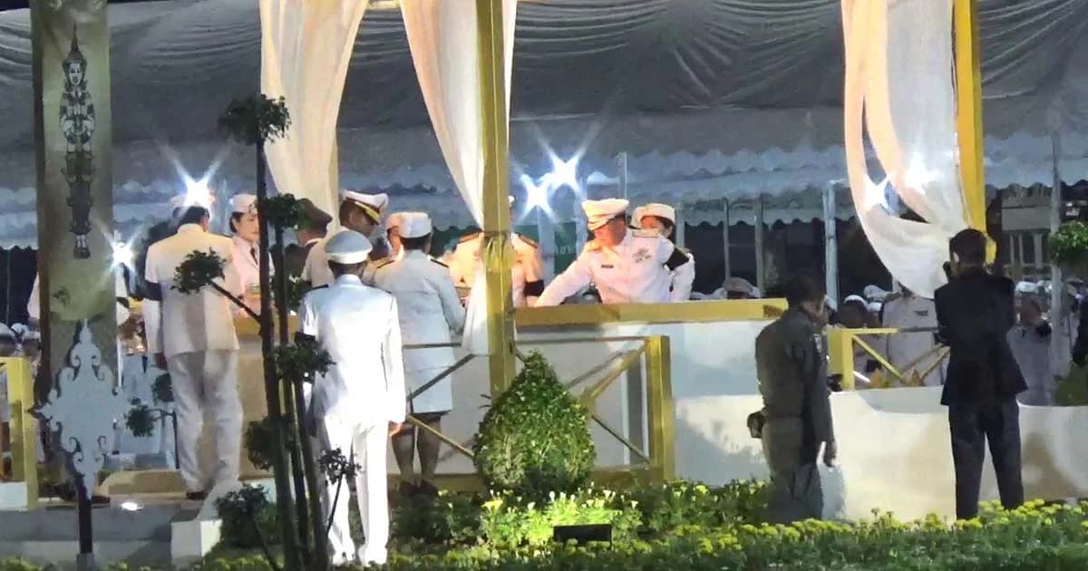 ผู้ว่าฯ พะเยา นำข้าราชการ-ปชช. ประกอบพิธีเผาดอกไม้จันทน์ ท่ามกลางสายฝน