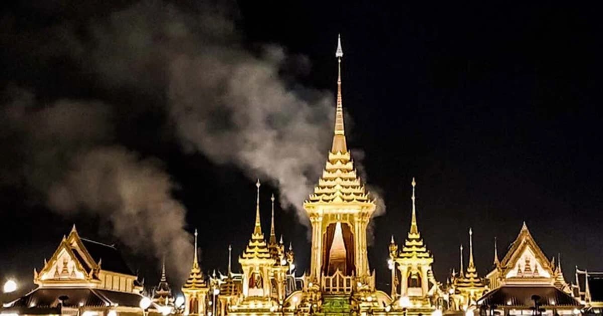 ร่ำไห้ทั้งแผ่นดิน วินาทีกลุ่มควันลอยเหนือพระเมรุมาศ