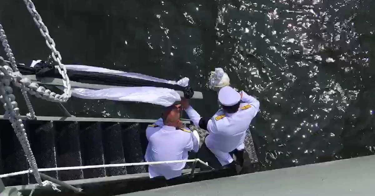 ผู้ว่าฯ กทม. ประกอบพิธีลอยลุ้งบรรจุเถ้าดอกไม้จันทน์ ณ ทะเลอ่าวไทย อย่างสมพระเกียรติ