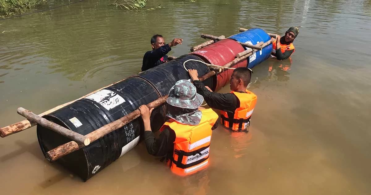 สร้างสะพานแพแกลลอน เชื่อมถนนถูกน้ำเซาะขาด