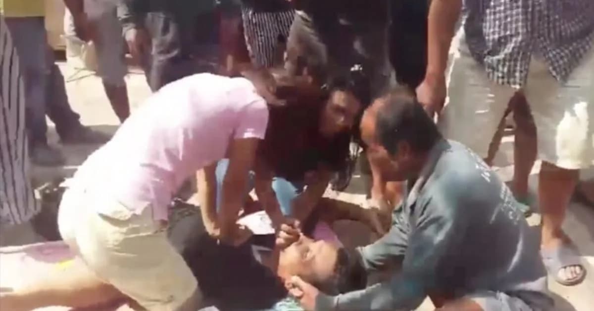 นาทีชีวิต! ชาวบ้านเร่งปั๊มหัวใจหนุ่มโดนไฟช็อตหมดสติ ขณะไปช่วยดับไฟบ้านเพื่อน