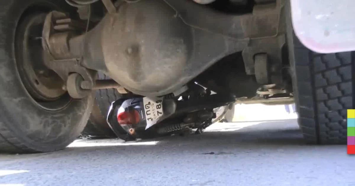 ช่างทาสีเฟอร์นิเจอร์ ขี่รถ จยย. ถูกรถพ่วง 18 ล้อ ชนอย่างจัง ดับคาที่