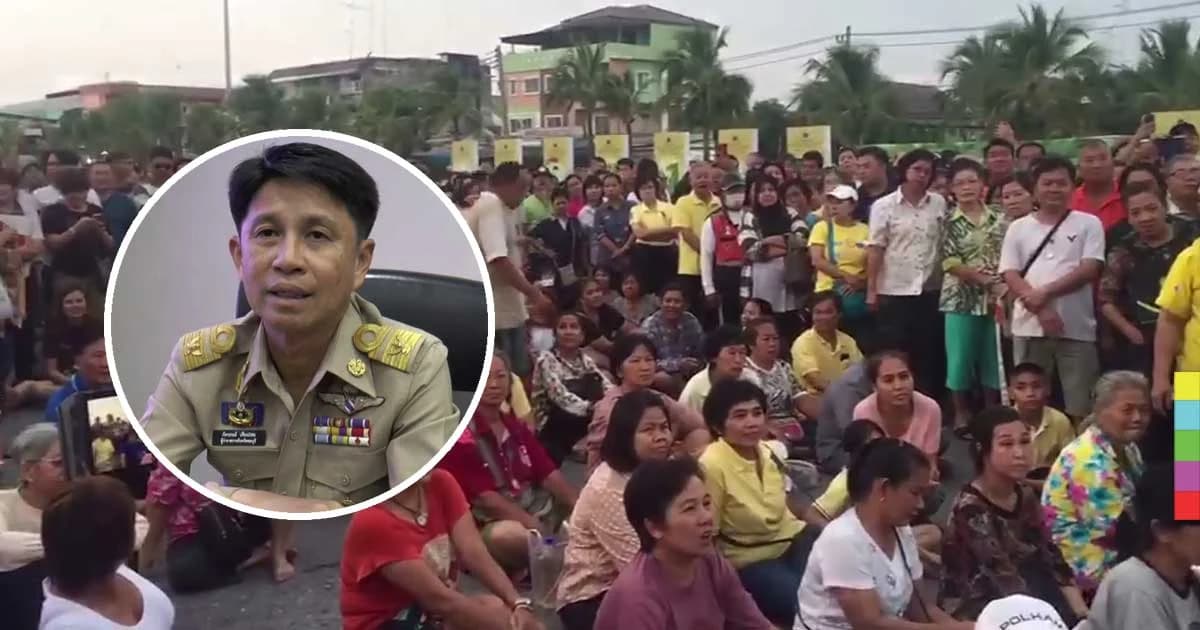 ฮือไล่ผู้ว่าฯ ! ชาวชลบุรีกว่า 300 รวมตัว เหตุไม่พอใจจัดถวายดอกไม้จันทน์ไร้ระบบ