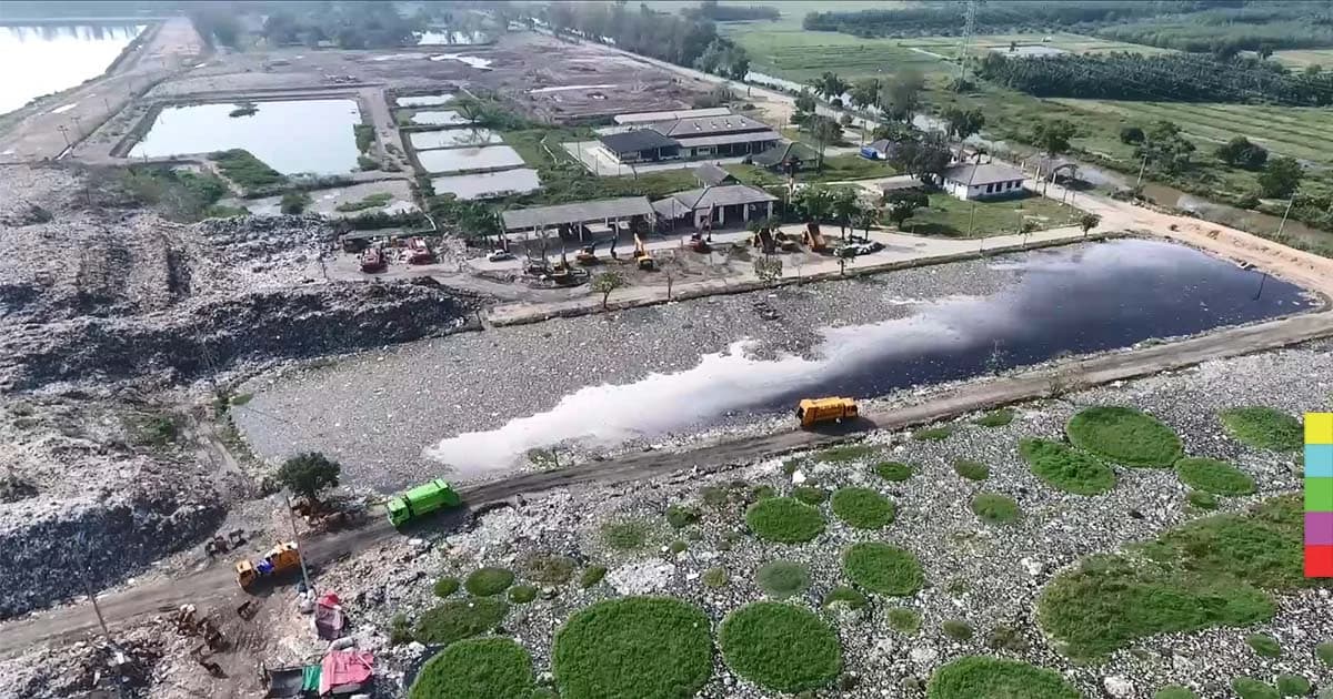 ผู้ว่าฯ เมืองคอน สั่งเฝ้าระวังบ่อน้ำเน่าจากภูเขาขยะ 24 ชม. หวั่นคันดินรอบบ่อแตก