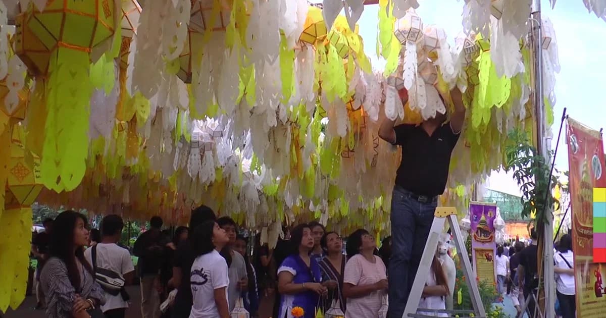 แห่แขวนโคมล้านนานับหมื่นดวง เป็นพุทธบูชาลอยกระทง