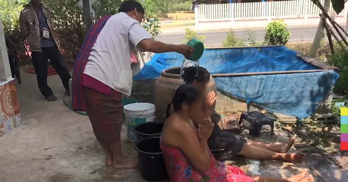 ชาวบ้านแห่อาบน้ำมนต์ศักดิ์สิทธิ์ เชื่อรักษาสารพัดโรค