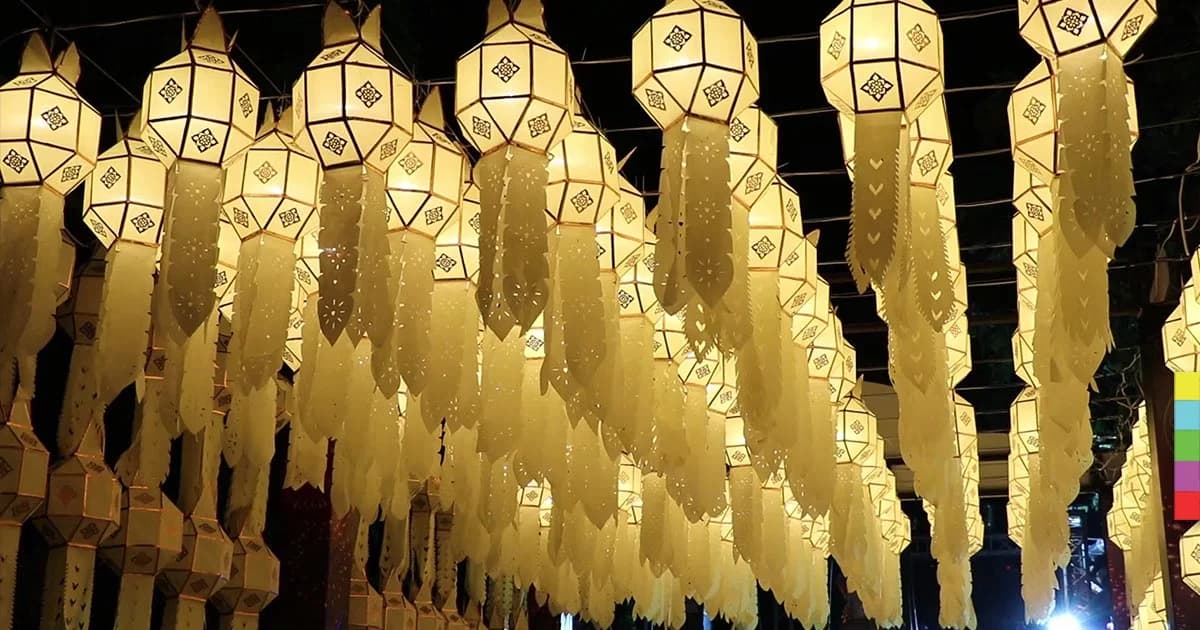 รับประเพณียี่เป็ง! โคมไฟสว่างไสวรอบคูเมืองเชียงใหม่