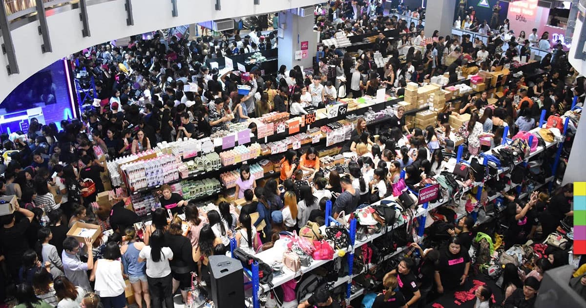 สยามแทบแตก ! ร้านเครื่องสำอางดัง ลดราคากระหน่ำ คนแห่ต่อคิวเพียบ