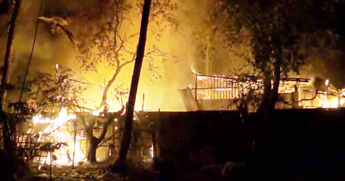 ไหม้บ้านไม้ 2 หลังวอด บ้านไม่มีคนอยู่และไม่มีไฟฟ้าใช้ คาดโคมลอยตกใส่