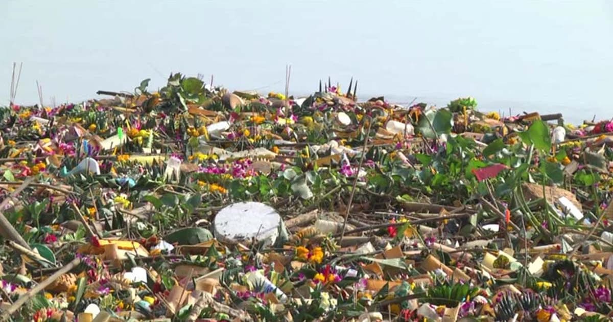 ซากกระทงนับแสน ลอยเกลื่อนประตูกั้นแม่น้ำปิง