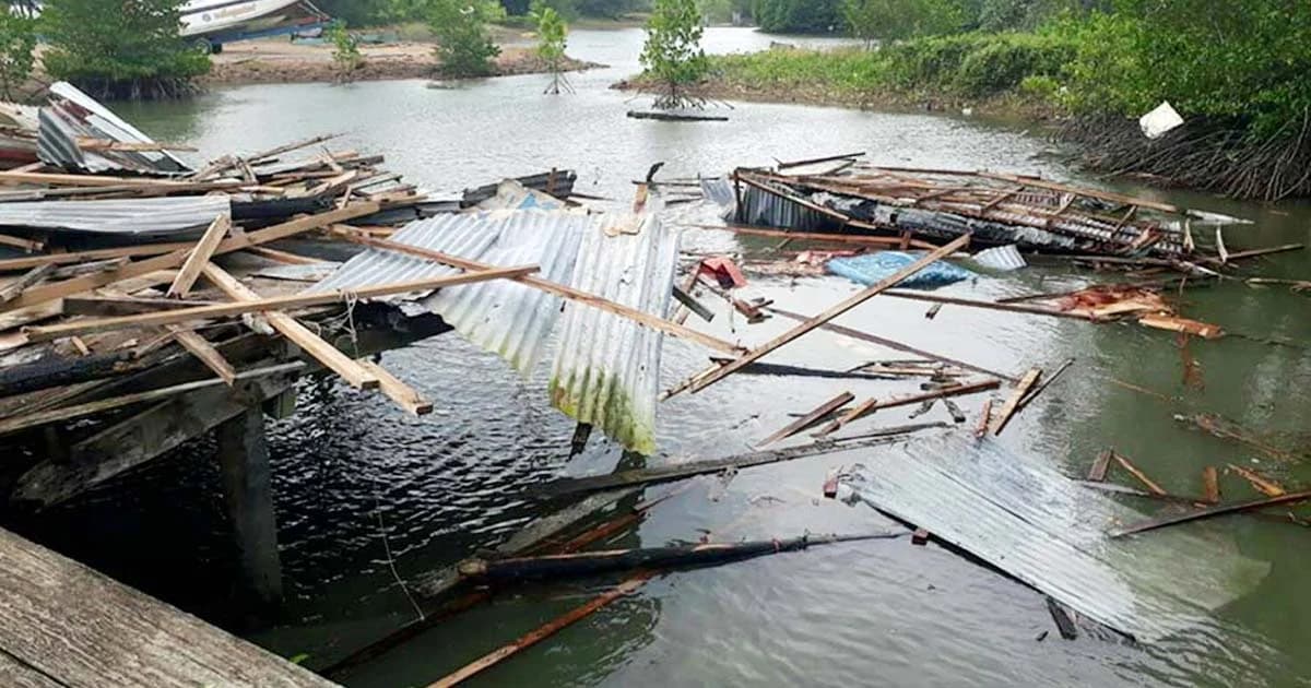 ‘ลมว่าวธรรมดา’ พัดถล่มบ้านพังยับ เรือนำเที่ยวล่ม ที่เกาะช้างใต้ จ.ตราด